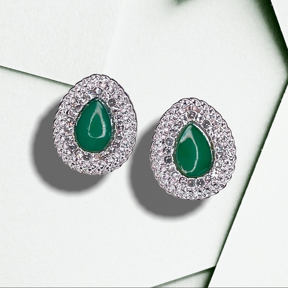 ~New in~ post crystal detail green stone earrings BRAND NEW - Picture 2 of 3